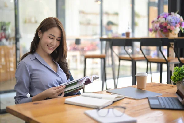 Sorrindo Jovem Mulher Sentada Café Lendo Livro — Fotografia de Stock