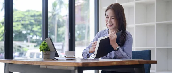 Mulher Negócios Bonita Ter Videoconferência Tablet Computador Com Seu Parceiro — Fotografia de Stock