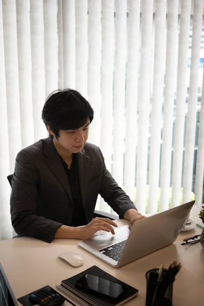 Zakenman Controleren Mail Laptop Computer Kantoor — Stockfoto