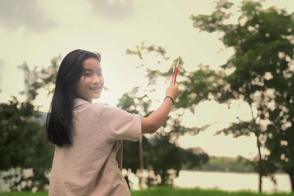 Aziatisch Meisje Holding Schilderij Borstel Glimlachen Naar Camera Terwijl Staan — Stockfoto