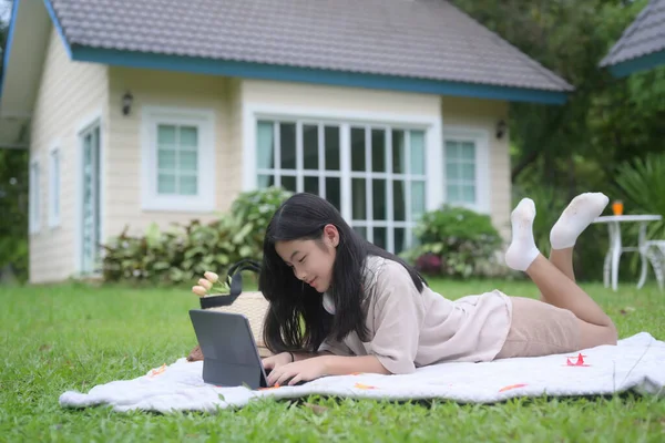 Junge Frau Legt Sich Auf Decke Und Benutzt Computer Tablet — Stockfoto