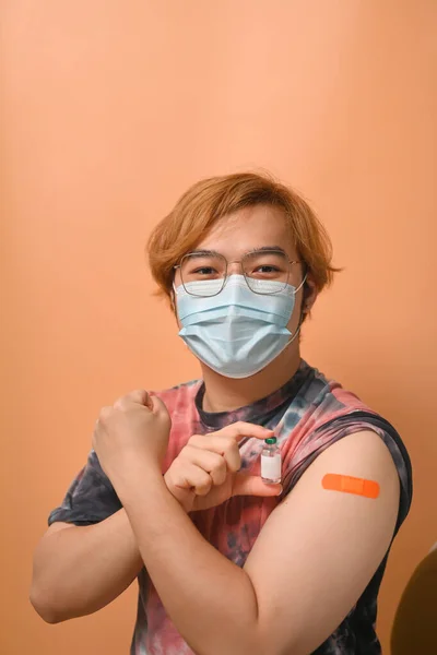 Happy Asian Man Tonen Zijn Schouder Met Verband Vaccinatie — Stockfoto