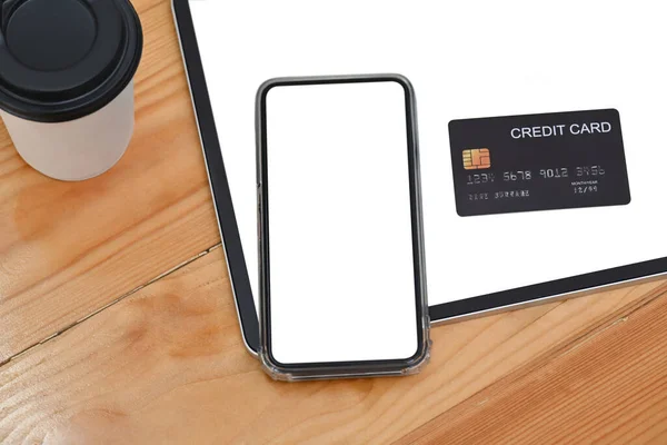 Smartphone Digitaler Tisch Und Kreditkarte Auf Holztisch — Stockfoto