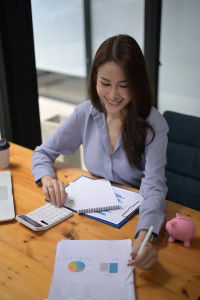 Beautiful Female Accountant Analyzing Financial Documents Using Calculator Office Desk — Stock Photo, Image