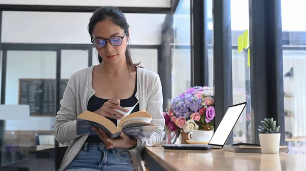 Modern Kahve Dükkanında Kitap Okuyan Sıradan Bir Genç Kadın — Stok fotoğraf