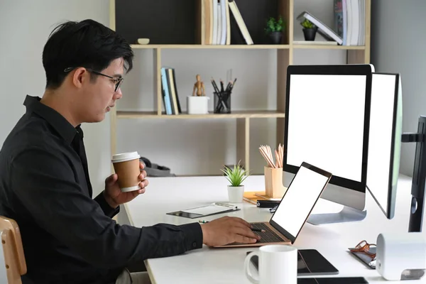 Giovane Asiatico Uomo Working Con Moderno Gadget Ufficio — Foto Stock