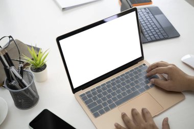 Bilgisayar laptopuyla çalışan iş adamlarını kapat.