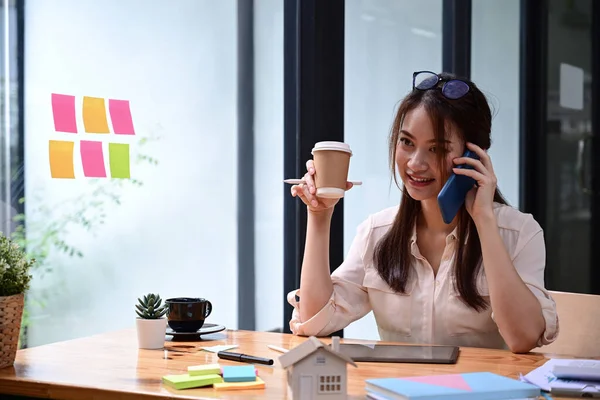 Jovem Empresária Feliz Segurando Xícara Café Falando Telefone Móvel — Fotografia de Stock