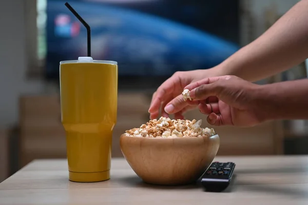 Cropped Disparó Dos Hombres Viendo Televisión Sala Estar Comiendo Palomitas —  Fotos de Stock