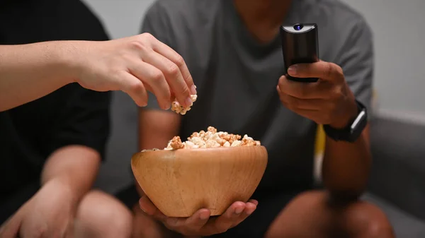 Dva Muži Jedí Popcorn Sledují Film Obývacím Pokoji — Stock fotografie