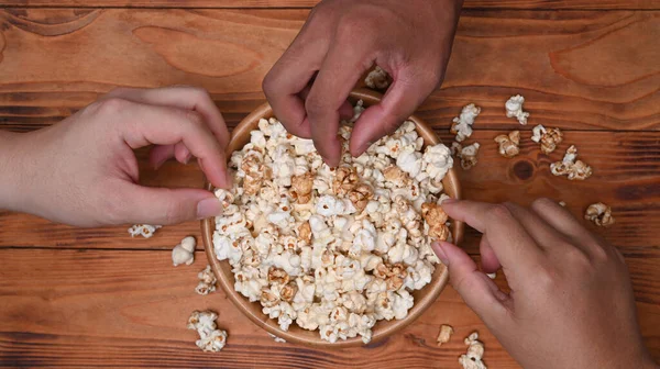 Cerca Ver Amigos Multiculturales Comiendo Palomitas Maíz —  Fotos de Stock