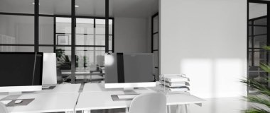 Pürüzsüz monitörlerin ve beyaz masaların yer aldığı parlak, çağdaş bir çalışma alanının gerçekçi üç boyutlu görselleştirmesi.