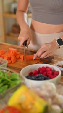 Ev yapımı yemek hazırlama süreci sebzeleri meyve ve sebzelerle keserek sağlıklı pişirmeye hazır hale getiriyor..