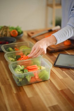 Yakından çekici bir kadın yemeğini yemeğe ayırıyor..