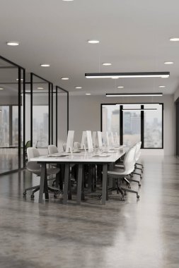 Şehrin ufuk çizgisine bakan beyaz masaları, bilgisayarları ve büyük cam pencereleri olan modern bir açık planlı ofisin dikey 3D görüntüsü..