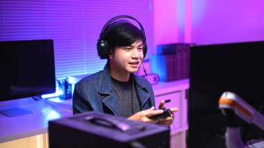 Odaklanmış oyun oynatıcı gece vakti oyun oynuyor.