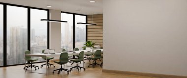 Yeşil sandalyeli ve şehir manzaralı pencereli modern toplantı odası.