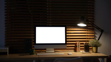 Bilgisayar ve yumuşak masa lambasıyla gece çalışma alanını ısıt.