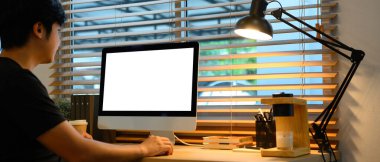 Kırpılmış çekim adamı boş ekran ile yazıcı bilgisayarı..