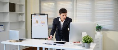 İş adamı işyerinde bilgisayar kullanıyor.