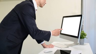 Modern ofiste bilgisayarla çalışan işadamlarının arka görünümü..