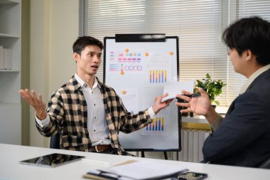 Serinin fotoğraflarını çekmek, yönetim kurulunda iş fikirlerini sunmak ve sunmak..