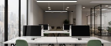 Açık uzay ofis içinde birden fazla bilgisayarı olan modern bir ofis masası, 3D Rending.