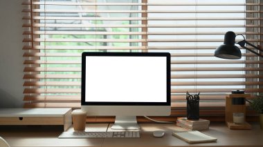 Ev ofis çalışma alanında bilgisayar boş ekran.