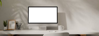 Masaüstü bilgisayarı, ofis malzemeleri, ev bitkisi ve kitaplarıyla 3B çalışma alanı.