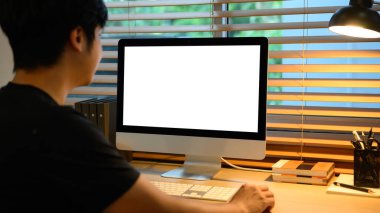 Kırpılmış çekim adamı boş ekran ile yazıcı bilgisayarı..