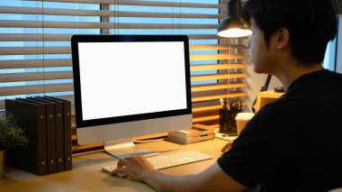 Kırpılmış çekim adamı boş ekran ile yazıcı bilgisayarı..