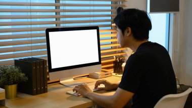 Yaratıcı adam boş ekranlı maket bilgisayar üzerinde çalışıyor..