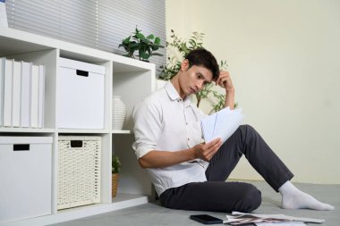 Stresli genç adam elinde çok fazla masraf faturası tutuyor. Borcunu ödeyecek parası yok..