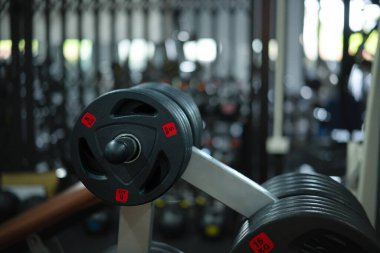 Spor salonunda spor malzemelerini ve spor ekipmanlarını gösteren yakın çekim..