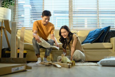 Mutlu çift giriş bölümünü okuyor. Evde yeni bir mobilya montajı var..