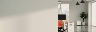 Modern ofis koridoru ya da koridorun iç kısmı beyaz duvarın üzerinde boş alan oluşturur..