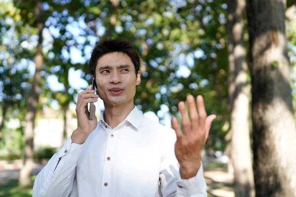 Park telefonda konuşan adam.