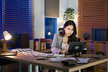 İç mimar kadın iş başında. Tasarım ve iç dekorasyon..