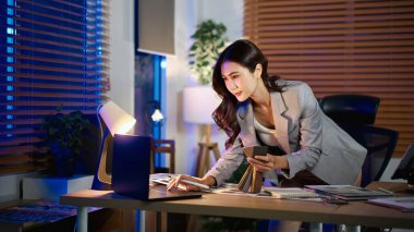 İç mimar kadın iş başında. Tasarım ve iç dekorasyon..