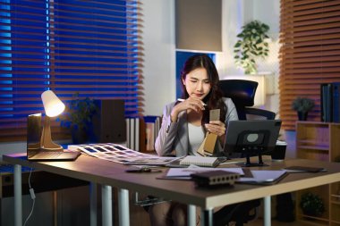 İç mimar kadın iş başında. Tasarım ve iç dekorasyon..