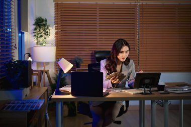 Geceleri çalışan kadın iç mimar..