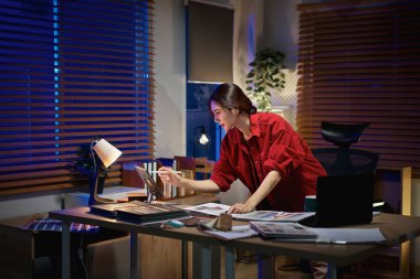 İç mimar kadın iş başında. Tasarım ve iç dekorasyon..