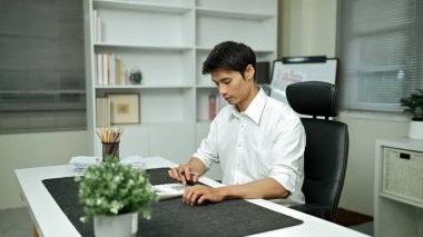 Hesap denetimi kavramı, muhasebeci veya mali müfettiş ve sekreter mali planlama raporu hazırlıyorlar.