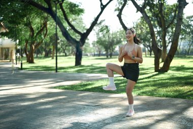 A-Skips sprint antrenmanı yapan bir kadın açık havada egzersiz yapıyor..