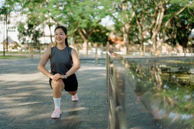 Taş basamaklarda hamleler yapan bayan sporcu antrenmanlara odaklanmış..