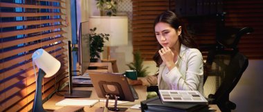 Ciddi Mimari iç mimar dijital tablet üzerinde çalışıyor, geceleri örneklerden malzeme ve renkler seçiyor.