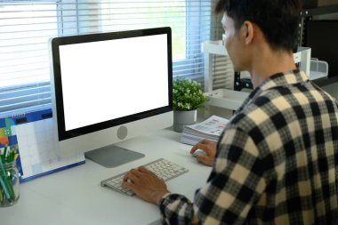 Beyaz izole ekran ve kırpma yolu olan boş ekran bilgisayar kullanan bir adam.