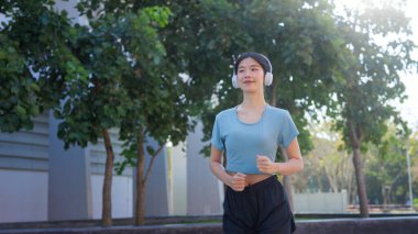 Parkta koşan kadın.