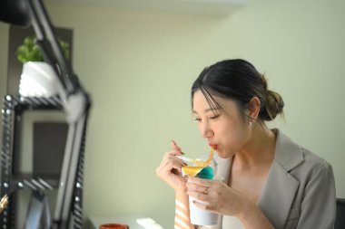 Ofis çalışanı masada hazır erişte yiyor, hızlı yemek seçimi uzun vadeli sağlık risklerine karşı kolaylığı vurguluyor.