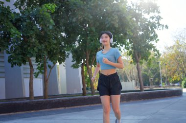 Parkta koşan kadın.